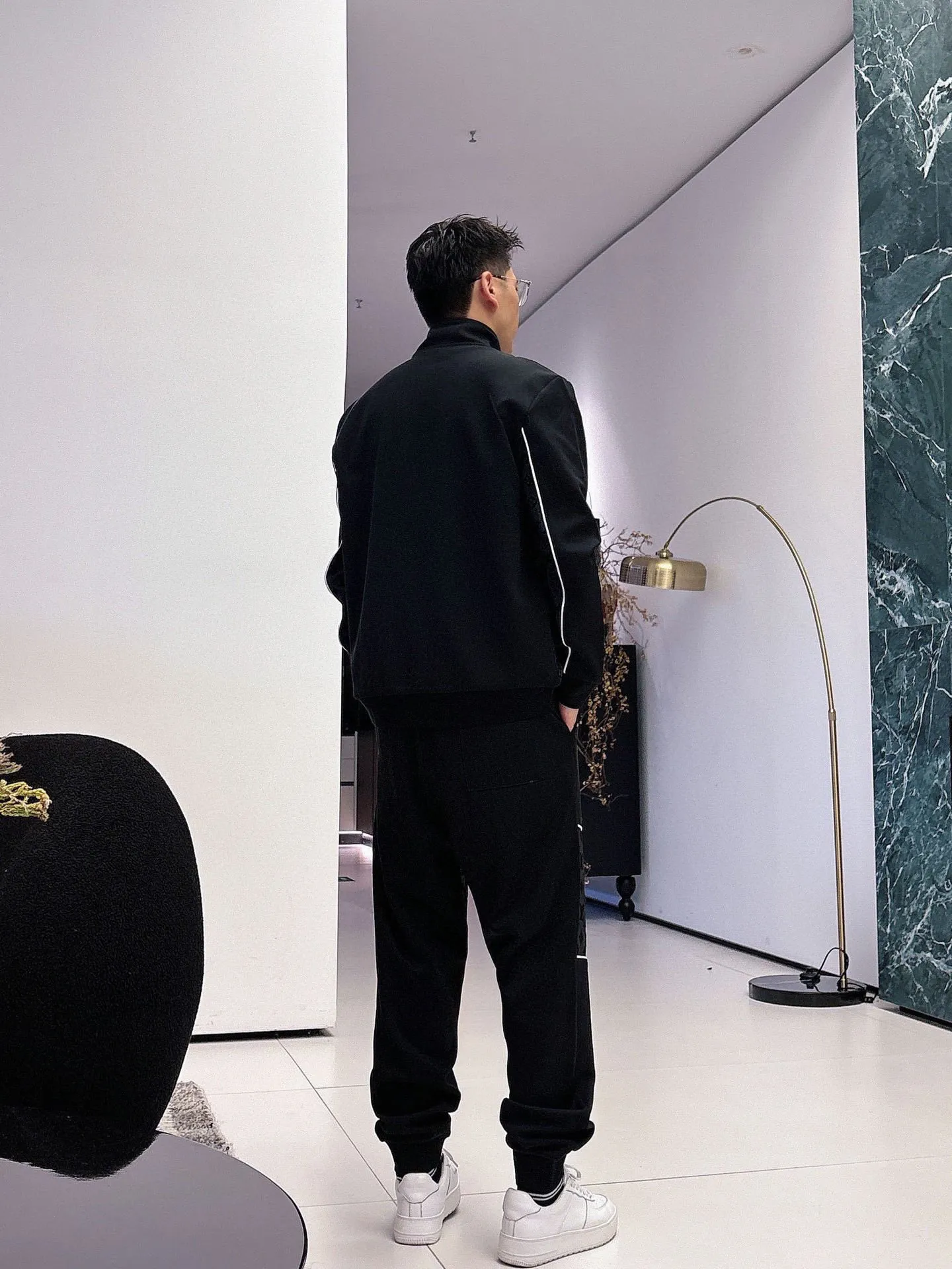🅿️720 [LV Louis Vuitton] hot-selling suit is coming. Focus on the original version of the official website. 2025 new hot-selling cardigan and sweatshirt suit. The original order is the best. 🇭🇰The meticulous work of top designers. It has a fitting and perfect upper body effect. All-natural high-quality Tencel Roman cotton 100%, close-fitting comfort, noble and elegant! Original hardware embodies elegance and nobility! Counter size: M-3XL (maximum wear up to 190 pounds)